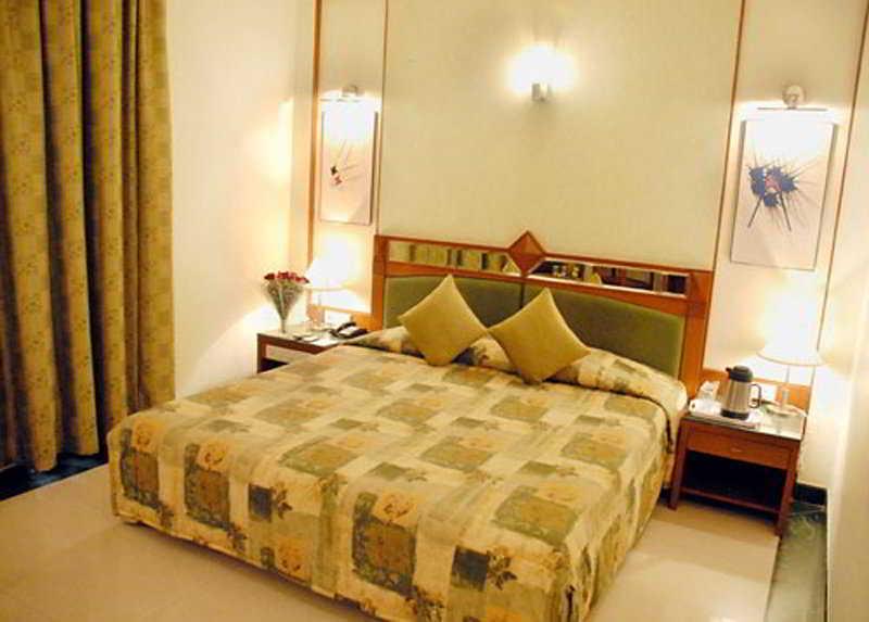 J P Cordial Hotel Bangalore Ruang foto