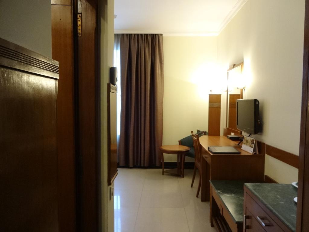 J P Cordial Hotel Bangalore Bagian luar foto