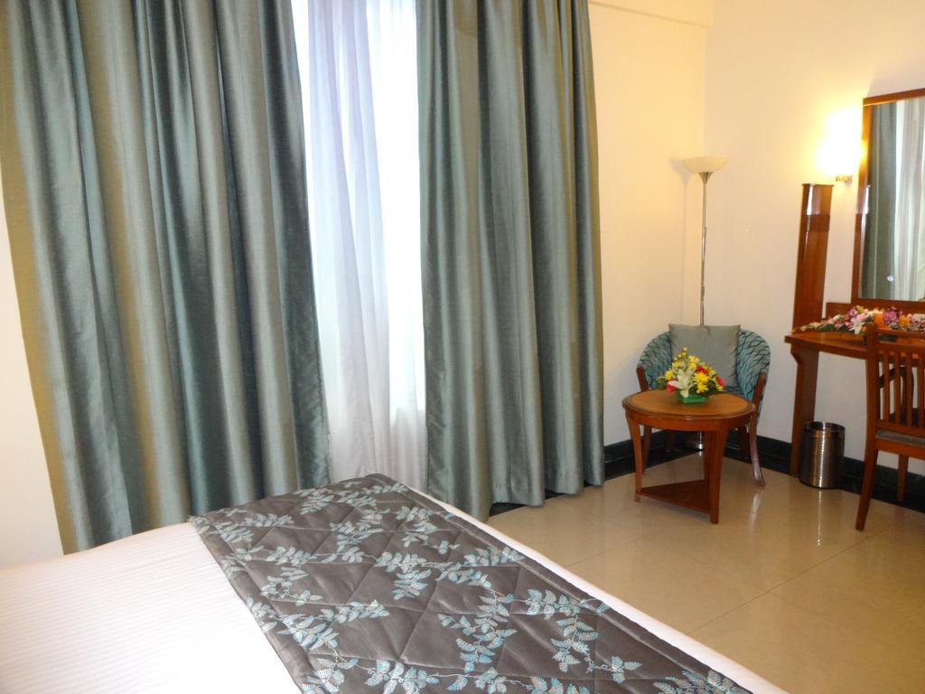 J P Cordial Hotel Bangalore Bagian luar foto